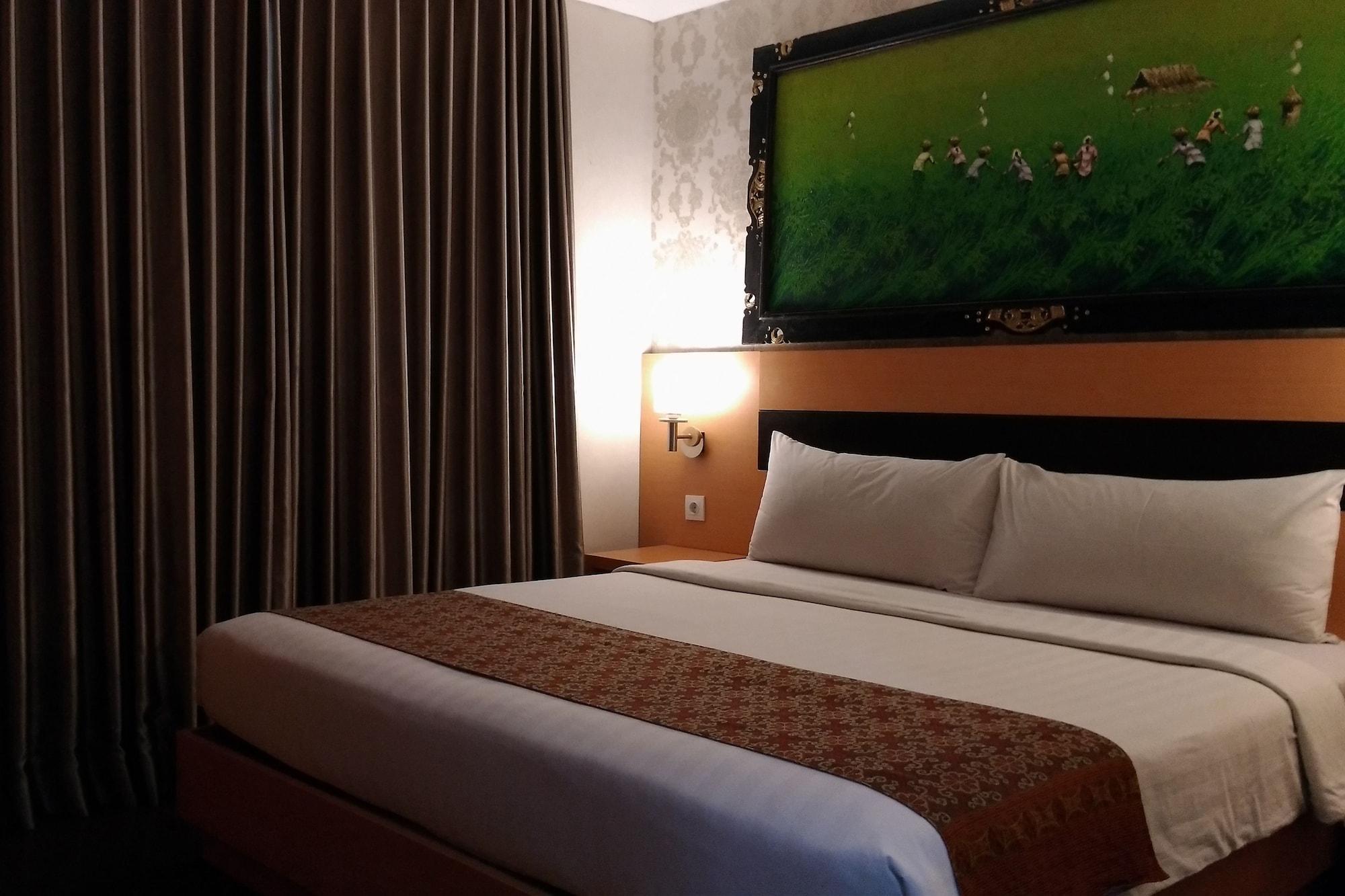 Hotel Grand Puri Saron Yogyakarta Esterno foto