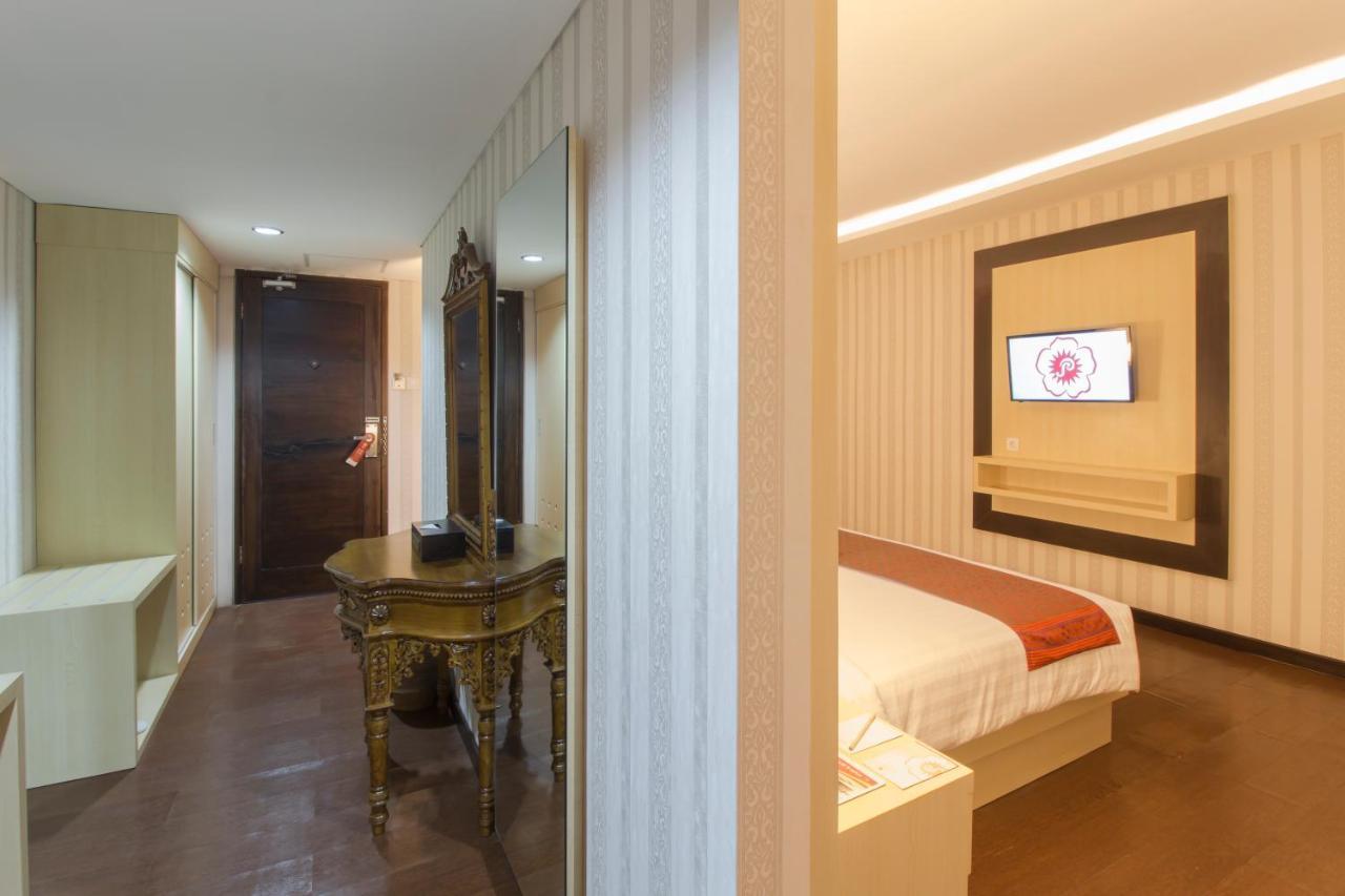 Hotel Grand Puri Saron Yogyakarta Esterno foto