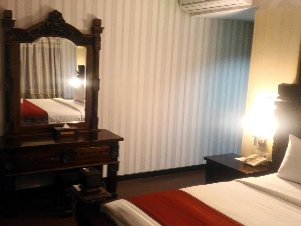 Hotel Grand Puri Saron Yogyakarta Esterno foto