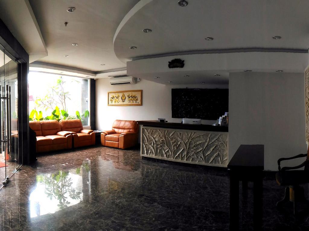 Hotel Grand Puri Saron Yogyakarta Esterno foto