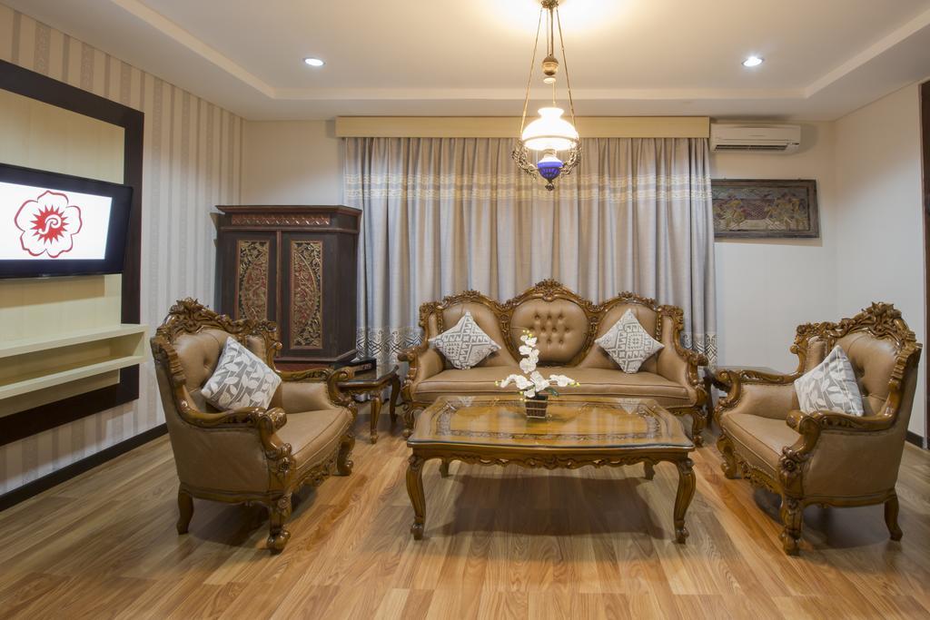 Hotel Grand Puri Saron Yogyakarta Esterno foto
