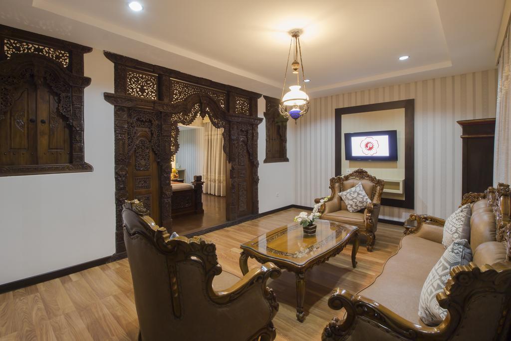 Hotel Grand Puri Saron Yogyakarta Esterno foto