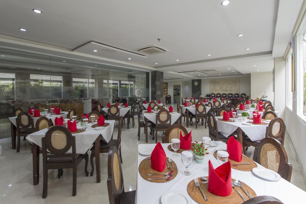 Hotel Grand Puri Saron Yogyakarta Esterno foto