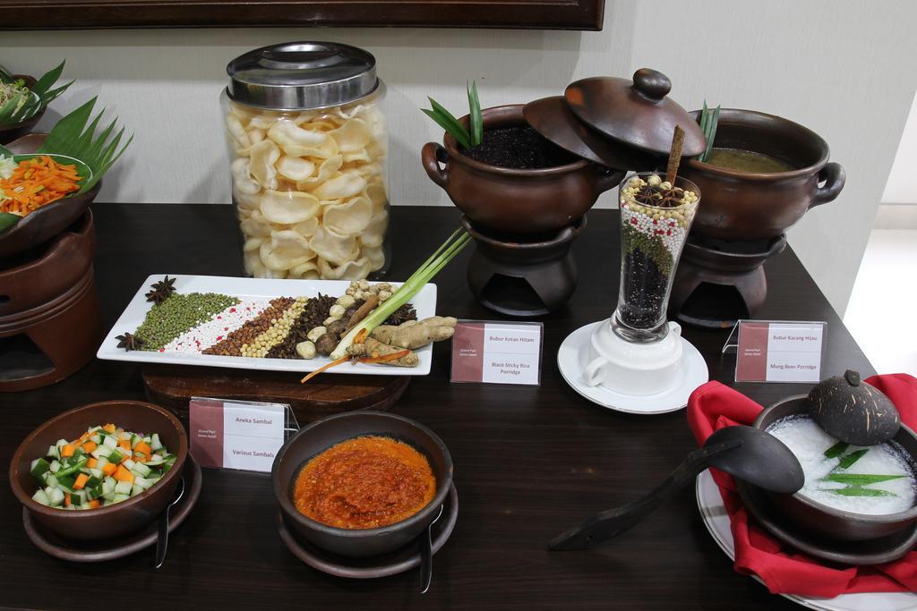 Hotel Grand Puri Saron Yogyakarta Esterno foto