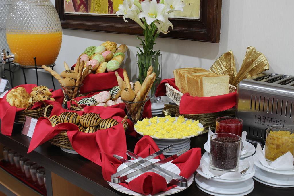 Hotel Grand Puri Saron Yogyakarta Esterno foto
