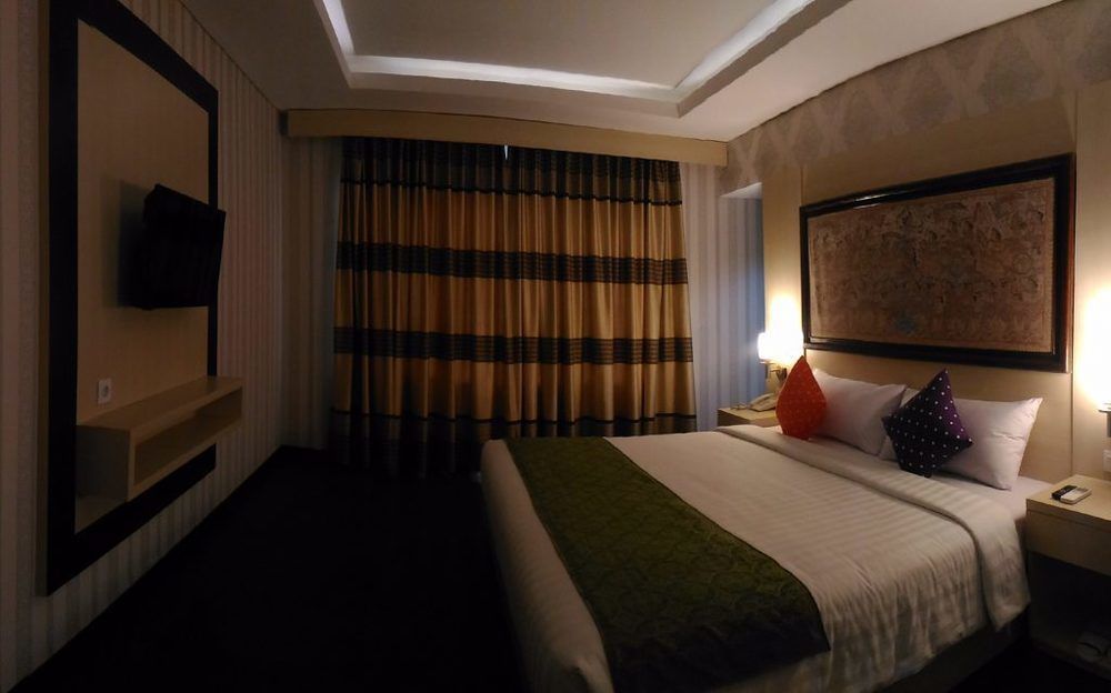 Hotel Grand Puri Saron Yogyakarta Esterno foto